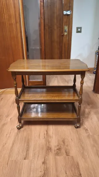 Mesa auxiliar clásica de madera con ruedas