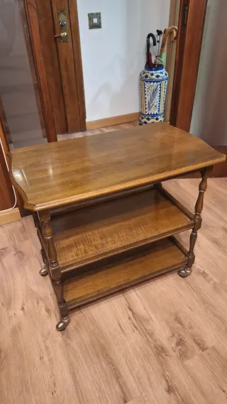 Mesa auxiliar clásica de madera con ruedas