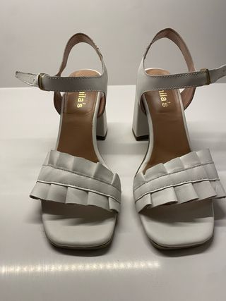 Sandalias tacón blancas con volantes