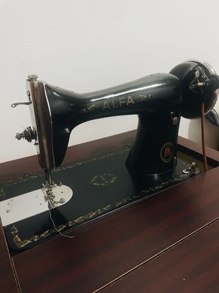 Máquina de coser Alfa antigua