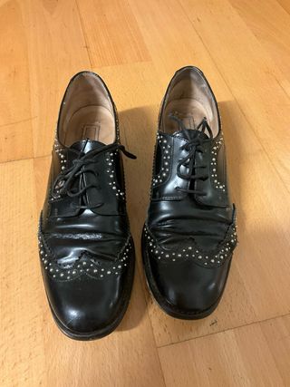 Zapatos Uterqüe negros tachuelas de piel