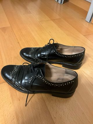 Zapatos Uterqüe negros tachuelas de piel