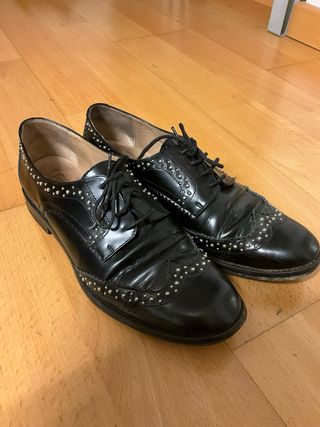 Zapatos Uterqüe negros tachuelas de piel