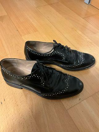 Zapatos Uterqüe negros tachuelas de piel