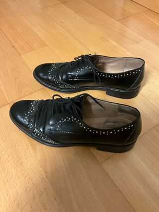 Zapatos Uterqüe negros tachuelas de piel