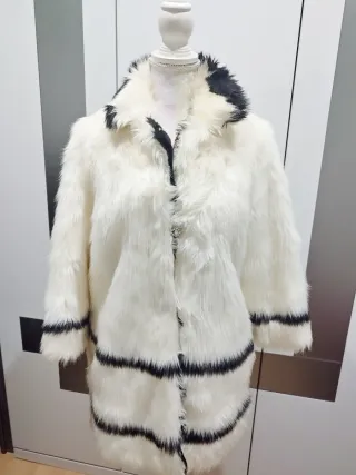 Abrigo pelo sintético. H&M Colección Studio 2013.