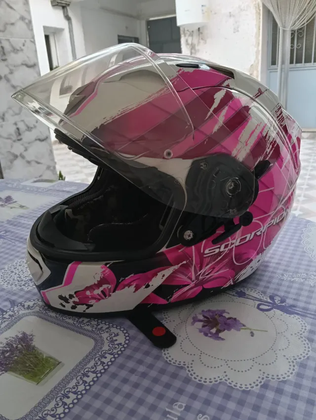 Casco Moto Scorpion Rosa y Chaqueta alpinestar