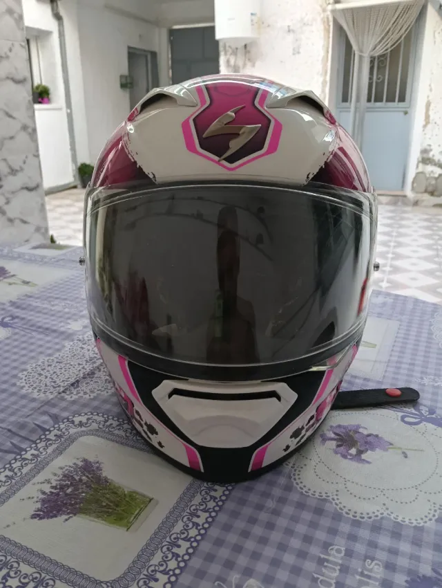Casco Moto Scorpion Rosa y Chaqueta alpinestar
