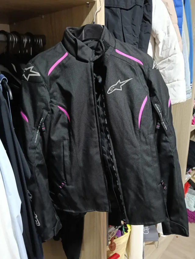 Casco Moto Scorpion Rosa y Chaqueta alpinestar