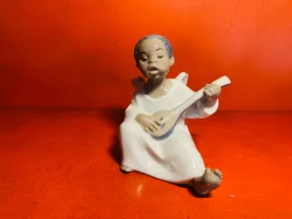 Angelito Lladró negro tocando laúd
