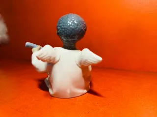Angelito Lladró negro tocando laúd
