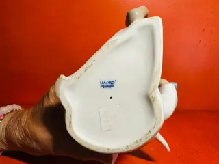 Angelito Lladró negro tocando laúd
