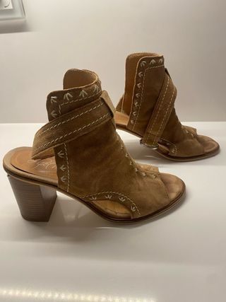 Sandalias tacón ante marrón