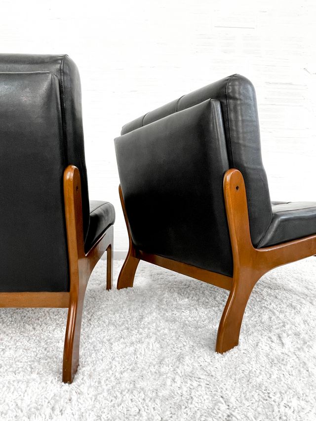 SILLONES CAPITONÉ DE CUERO PATINADO. 70s