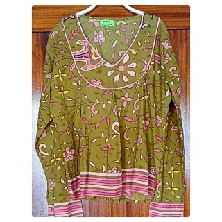 Blusa HHG verde y rosa manga larga talla L