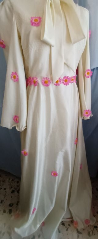 Vestido blanco con flores rosas