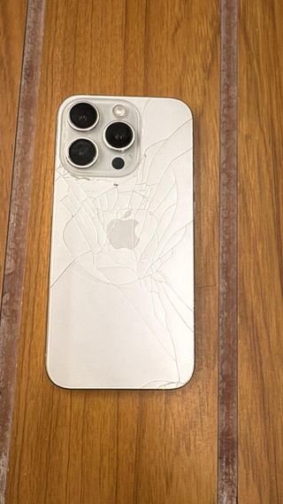 iPhone 15 Pro Blanco (Parte trasera rota)
