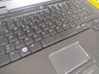 Dell vostro: buen teclado con un laptop pegado