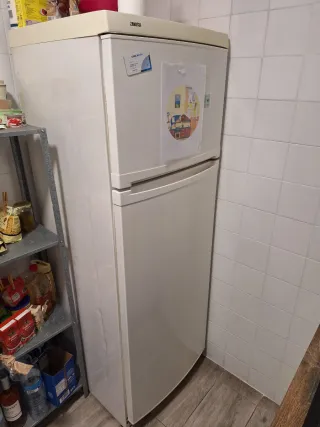Nevera y congelador blanco