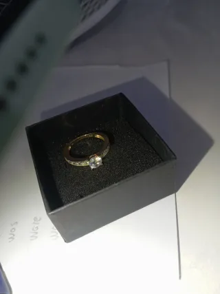 Anillo de oro con circonitas