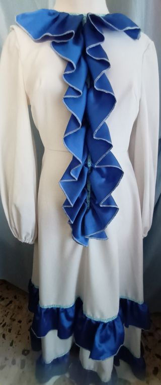 Vestido blanco con volantes azules