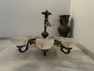 Lámpara de techo dorada con tulipas