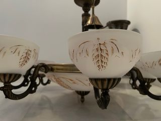 Lámpara de techo dorada con tulipas