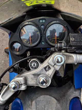 Honda CBR 125R, carburación,  de las mejores motos