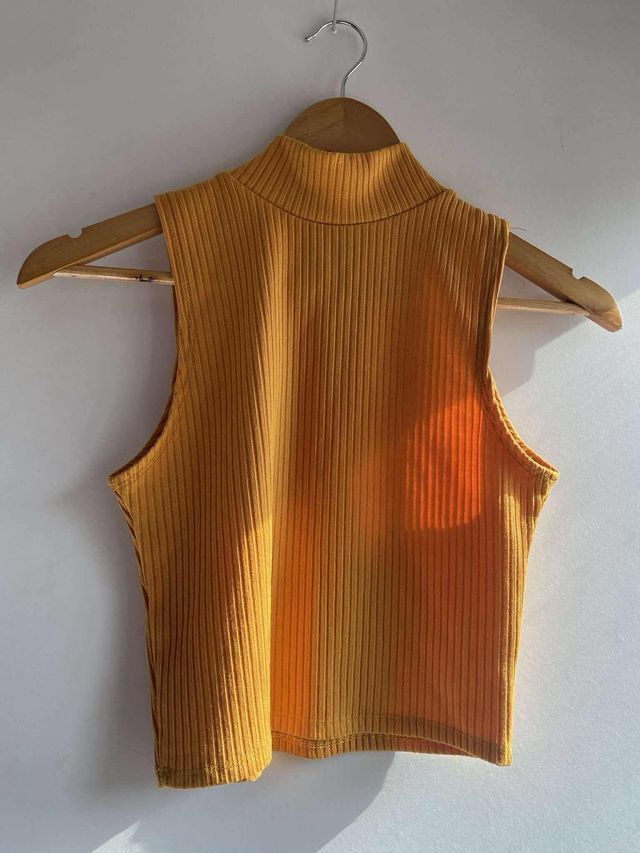 Top crop cuello alto amarillo marca local 