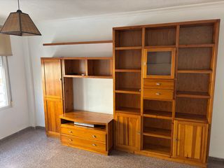 Mueble de salón de madera y cristal