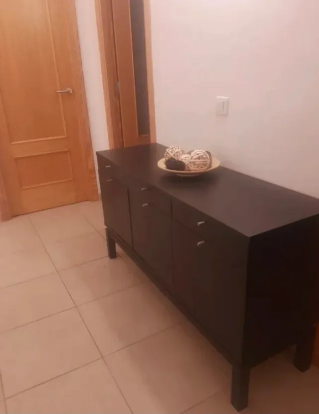 Mueble recibidor de madera oscuro
