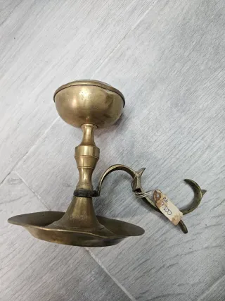 Candelabro de metal dorado antiguo