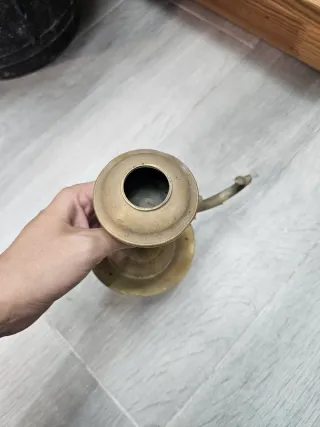 Candelabro de metal dorado antiguo