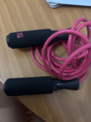 Comba rosa con mangos negros