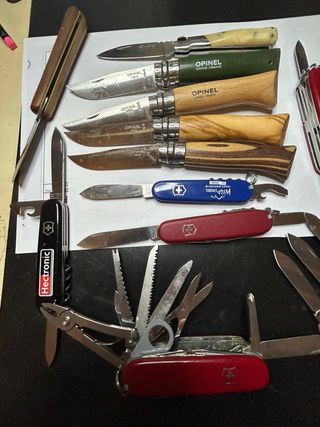 Lotto 7 coltelli Victorinox e Opinel
