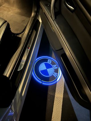 Luces cortesía logo BMW