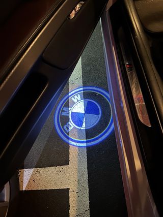 Luces cortesía logo BMW