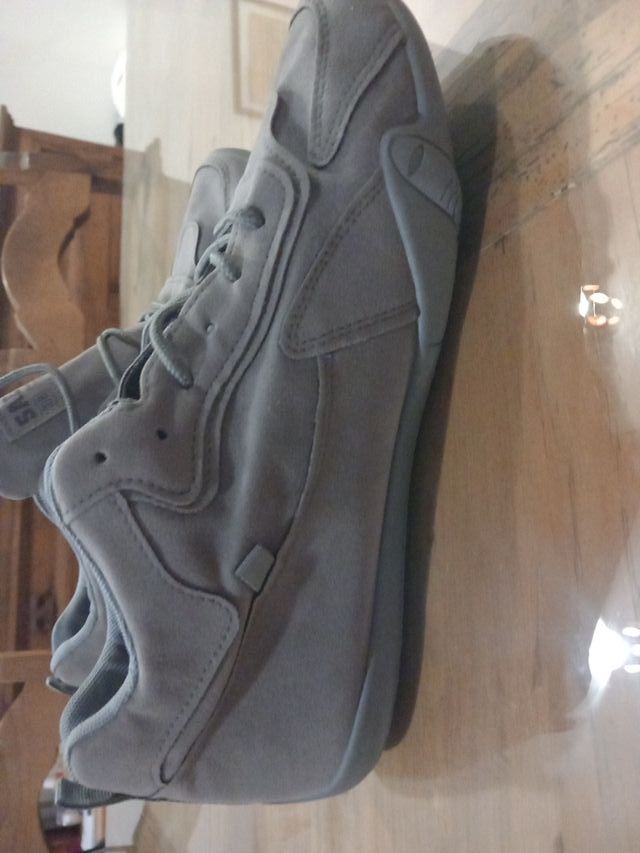 Botas Deportivas Grises