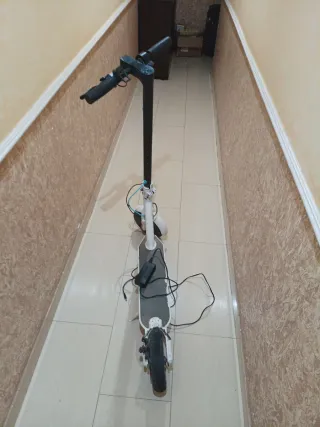 Patinete eléctrico blanco