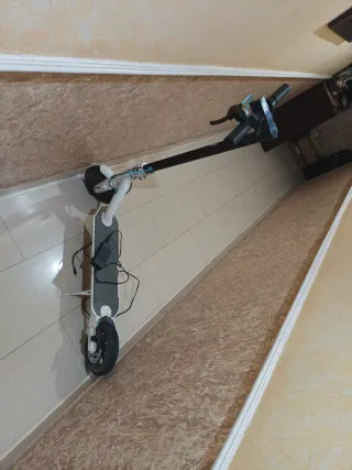 Patinete eléctrico blanco