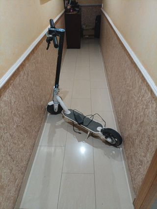 Patinete eléctrico blanco
