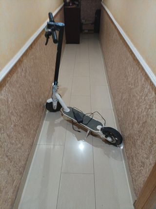 Patinete eléctrico blanco
