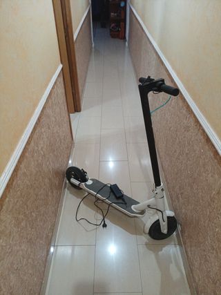 Patinete eléctrico blanco