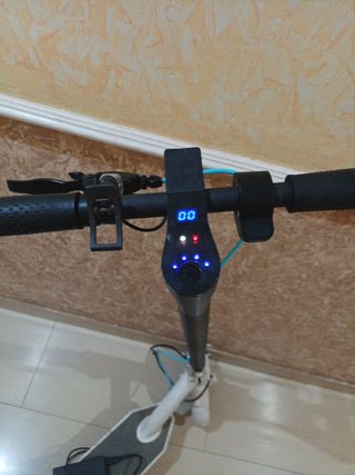 Patinete eléctrico blanco
