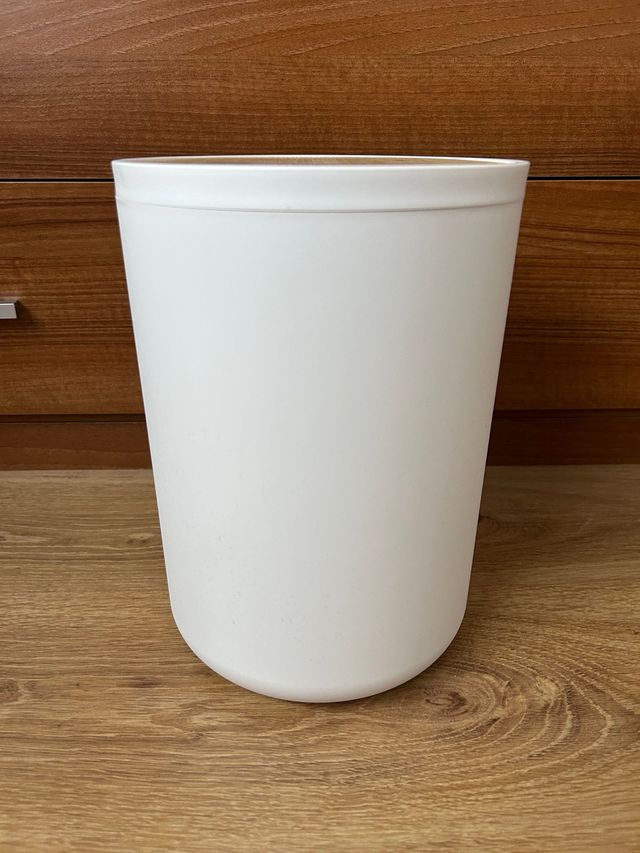 Papelera de baño blanca