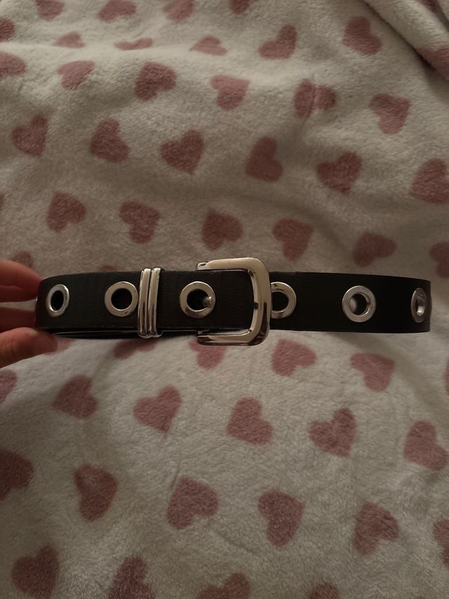 Cinturón negro con hebilla plateada