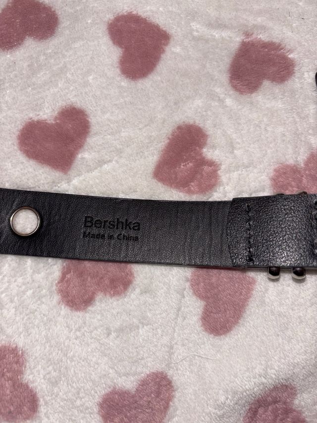 Cinturón negro con hebilla plateada