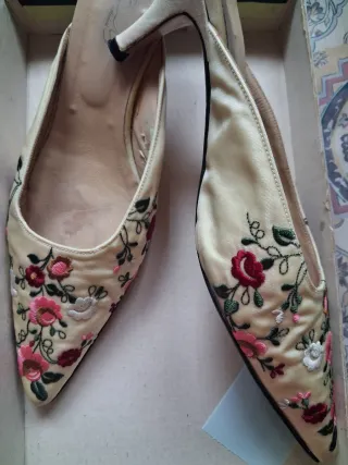 Zapatos de tela bordados. Mules