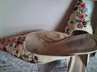 Zapatos de tela bordados. Mules