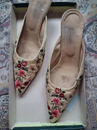 Zapatos de tela bordados. Mules